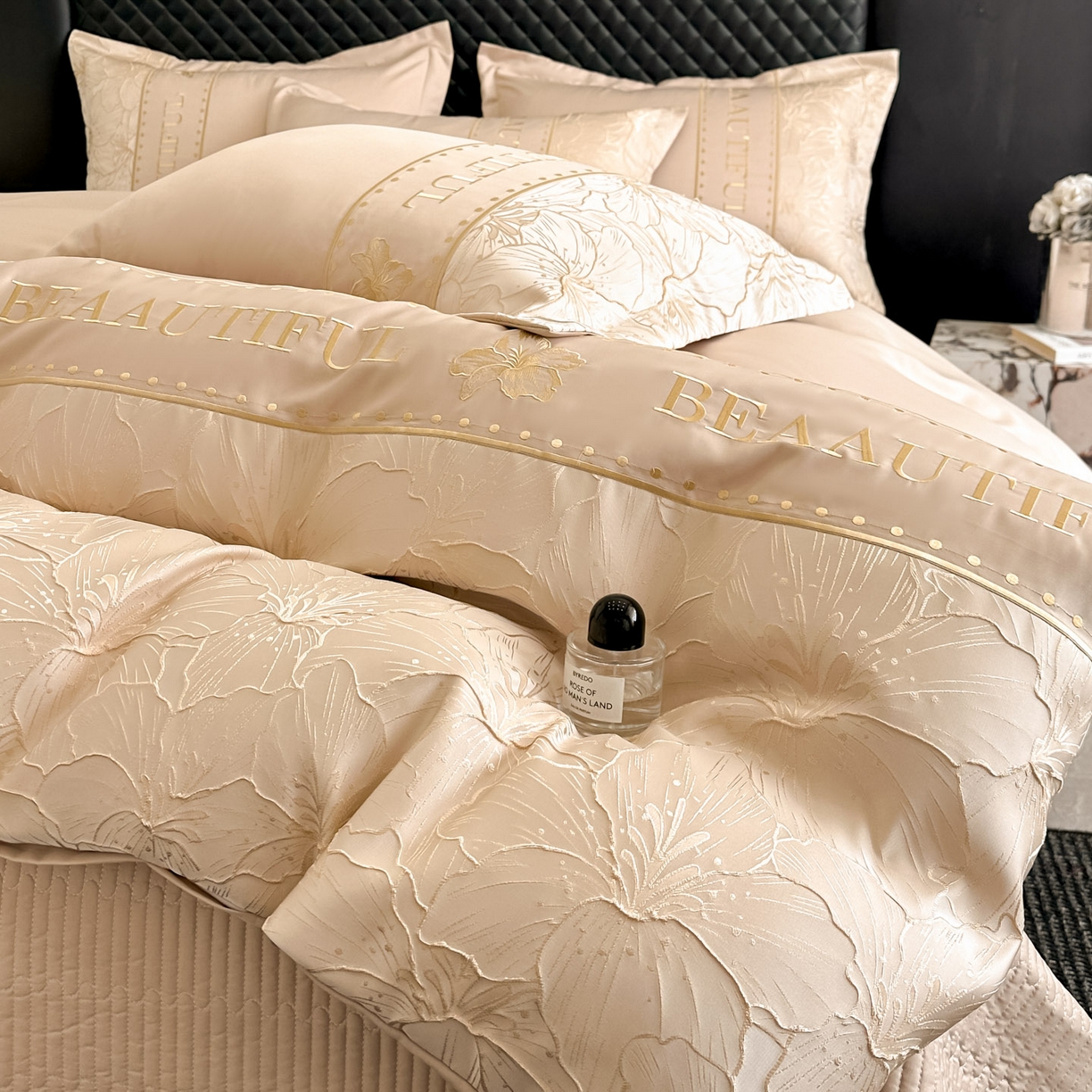 91家纺网 家纺一手货源 找家纺 首尔家纺 2026春夏新款水洗真丝金丝浮雕提花绣花床盖款床单款四件套 百合-香槟