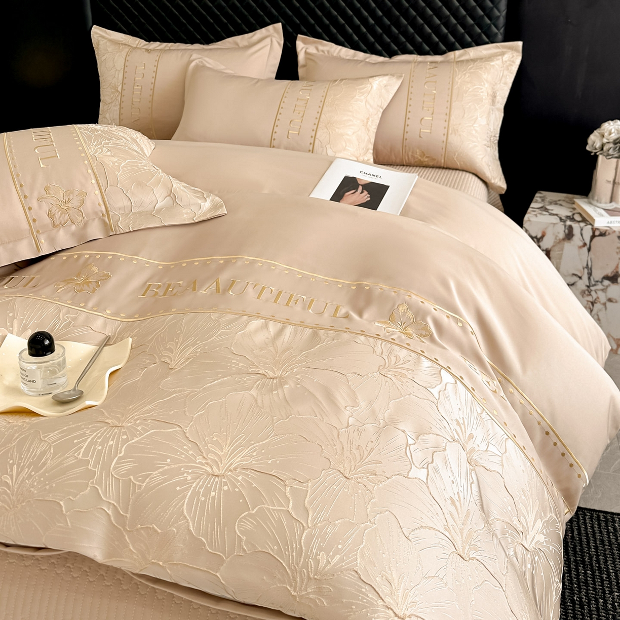 91家纺网 家纺一手货源 找家纺 首尔家纺 2026春夏新款水洗真丝金丝浮雕提花绣花床盖款床单款四件套 百合-香槟
