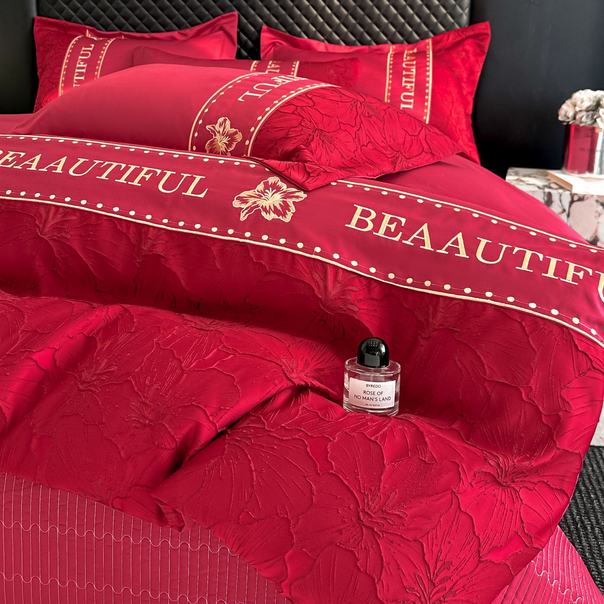 91家纺网 家纺一手货源 找家纺 首尔家纺 2026春夏新款水洗真丝金丝浮雕提花绣花床盖款床单款四件套 百合-大红