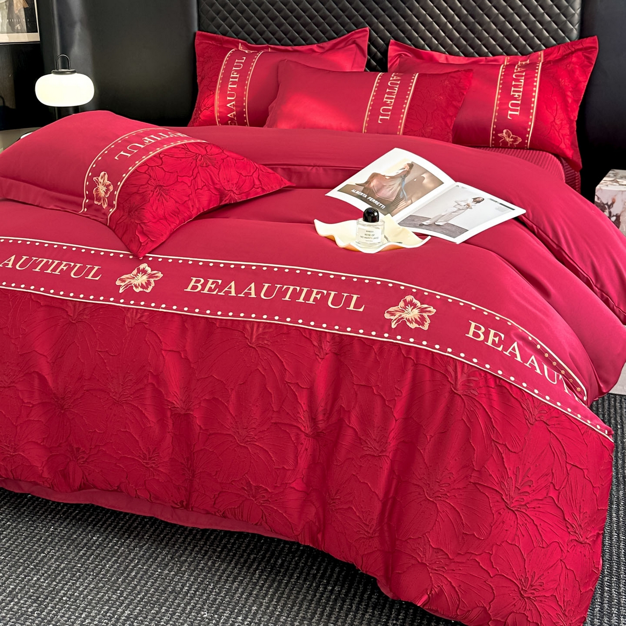 91家纺网 家纺一手货源 找家纺 首尔家纺 2026春夏新款水洗真丝金丝浮雕提花绣花床盖款床单款四件套 百合-大红