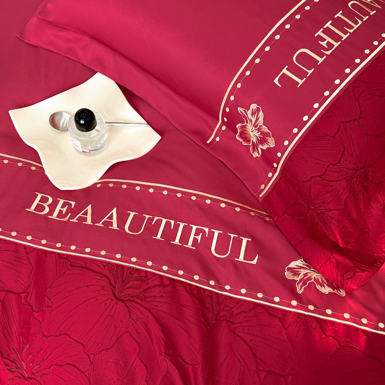 91家纺网 家纺一手货源 找家纺 首尔家纺 2026春夏新款水洗真丝金丝浮雕提花绣花床盖款床单款四件套 百合-大红