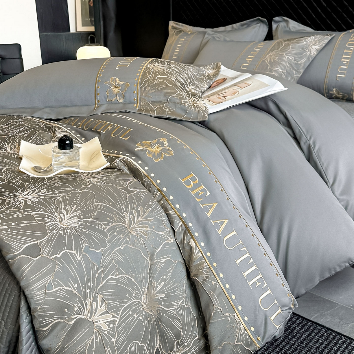 91家纺网 家纺一手货源 找家纺 首尔家纺 2026春夏新款水洗真丝金丝浮雕提花绣花床盖款床单款四件套 百合-深灰