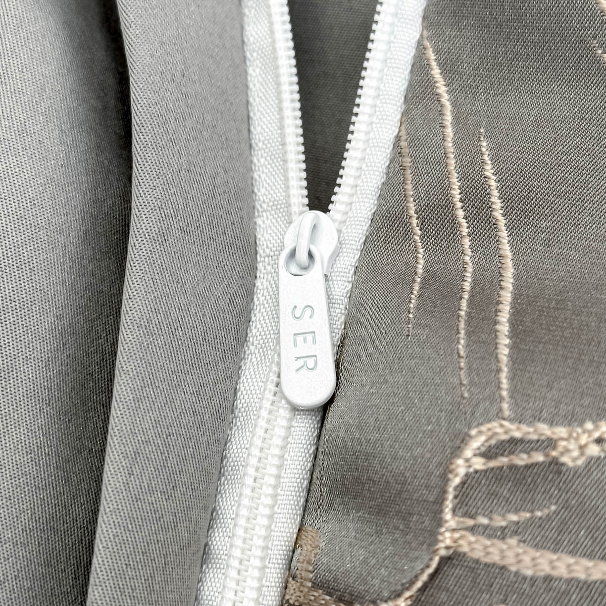 91家纺网 家纺一手货源 找家纺 首尔家纺 2026春夏新款水洗真丝金丝浮雕提花绣花床盖款床单款四件套 百合-深灰