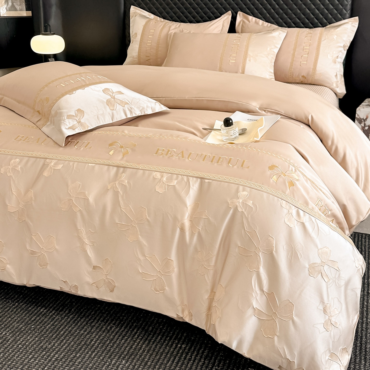 91家纺网 家纺一手货源 找家纺 首尔家纺 2026春夏新款水洗真丝金丝浮雕提花绣花床盖款床单款四件套 蝴蝶结-粉玉