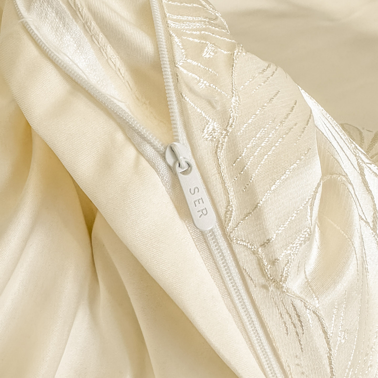 91家纺网 家纺一手货源 找家纺 首尔家纺 2026春夏新款水洗真丝金丝浮雕提花绣花床盖款床单款四件套 百合-米白