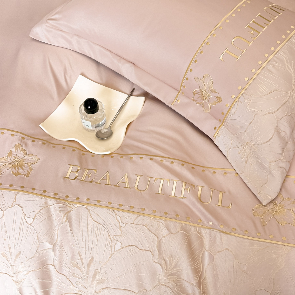 91家纺网 家纺一手货源 找家纺 首尔家纺 2026春夏新款水洗真丝金丝浮雕提花绣花床盖款床单款四件套 百合-粉玉