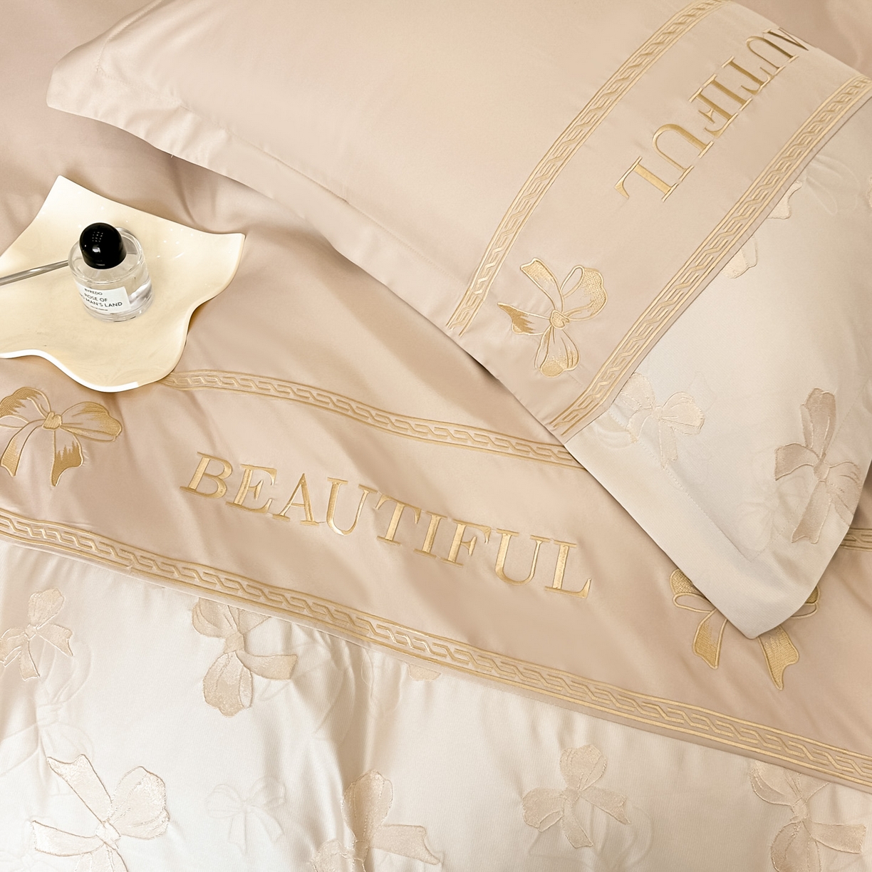 91家纺网 家纺一手货源 找家纺 首尔家纺 2026春夏新款水洗真丝金丝浮雕提花绣花床盖款床单款四件套 蝴蝶结-粉玉