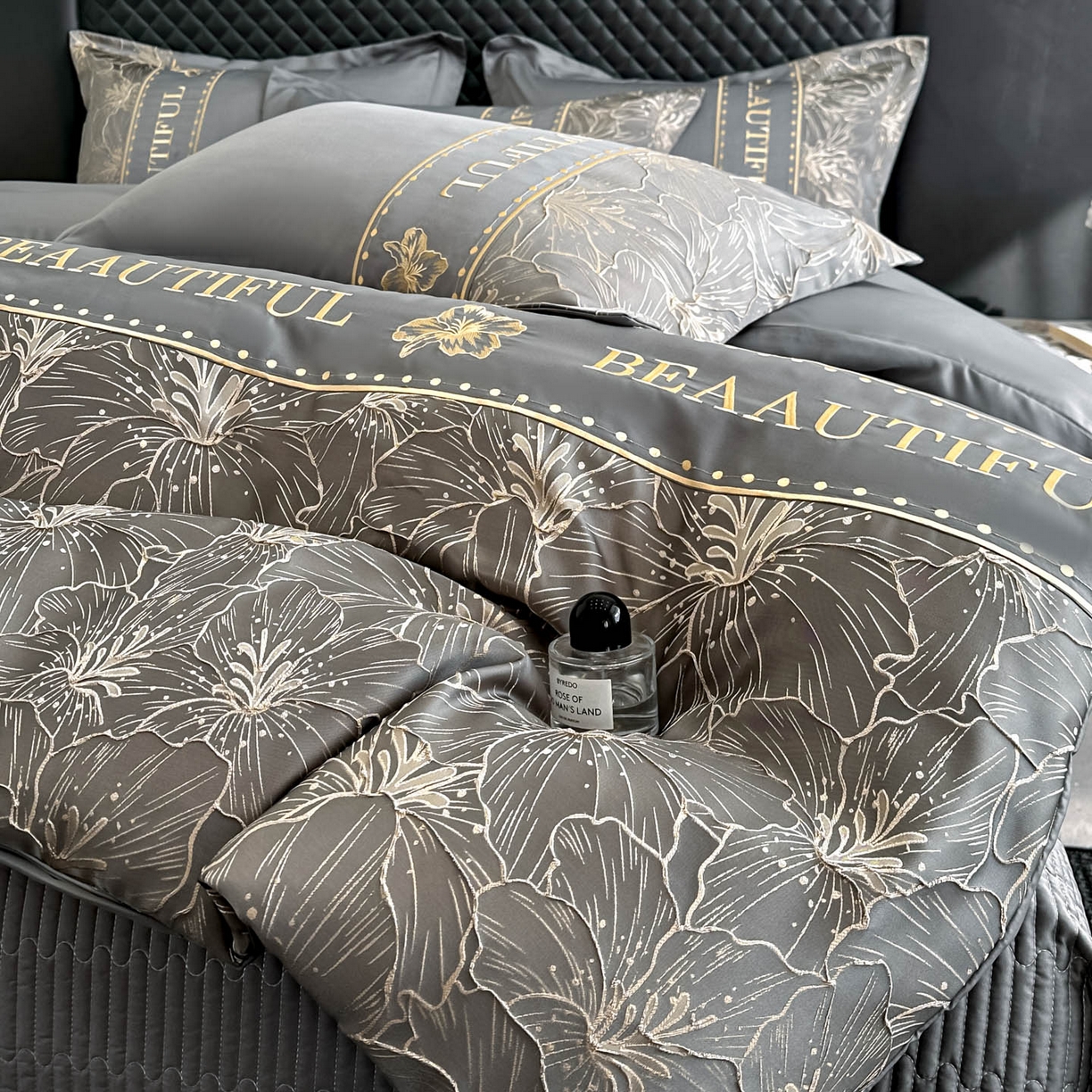 91家纺网 家纺一手货源 找家纺 首尔家纺 2026春夏新款水洗真丝金丝浮雕提花绣花床盖款床单款四件套 百合-深灰