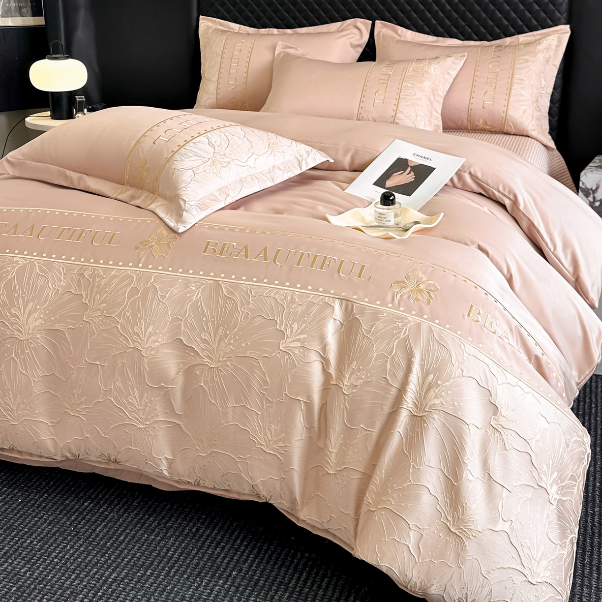 91家纺网 家纺一手货源 找家纺 首尔家纺 2026春夏新款水洗真丝金丝浮雕提花绣花床盖款床单款四件套 百合-粉玉