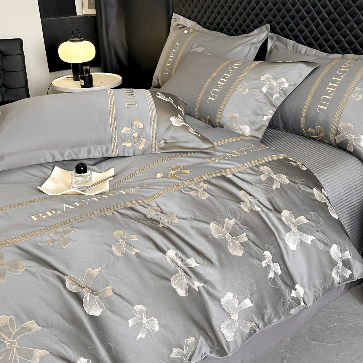 91家纺网 家纺一手货源 找家纺 首尔家纺 2026春夏新款水洗真丝金丝浮雕提花绣花床盖款床单款四件套 蝴蝶结-深灰
