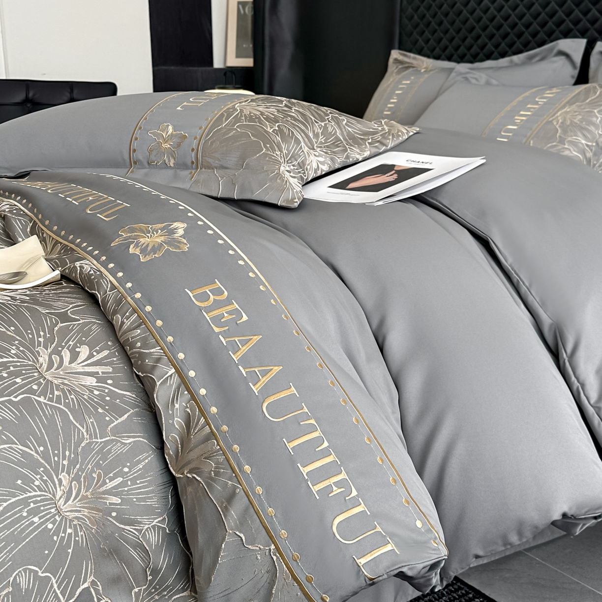 91家纺网 家纺一手货源 找家纺 首尔家纺 2026春夏新款水洗真丝金丝浮雕提花绣花床盖款床单款四件套 百合-深灰