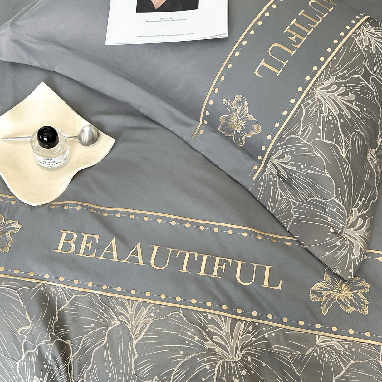 91家纺网 家纺一手货源 找家纺 首尔家纺 2026春夏新款水洗真丝金丝浮雕提花绣花床盖款床单款四件套 百合-深灰