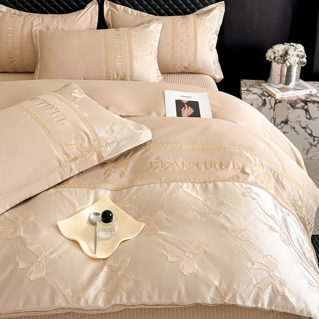 91家纺网 家纺一手货源 找家纺 首尔家纺 2026春夏新款水洗真丝金丝浮雕提花绣花床盖款床单款四件套 蝴蝶结-粉玉