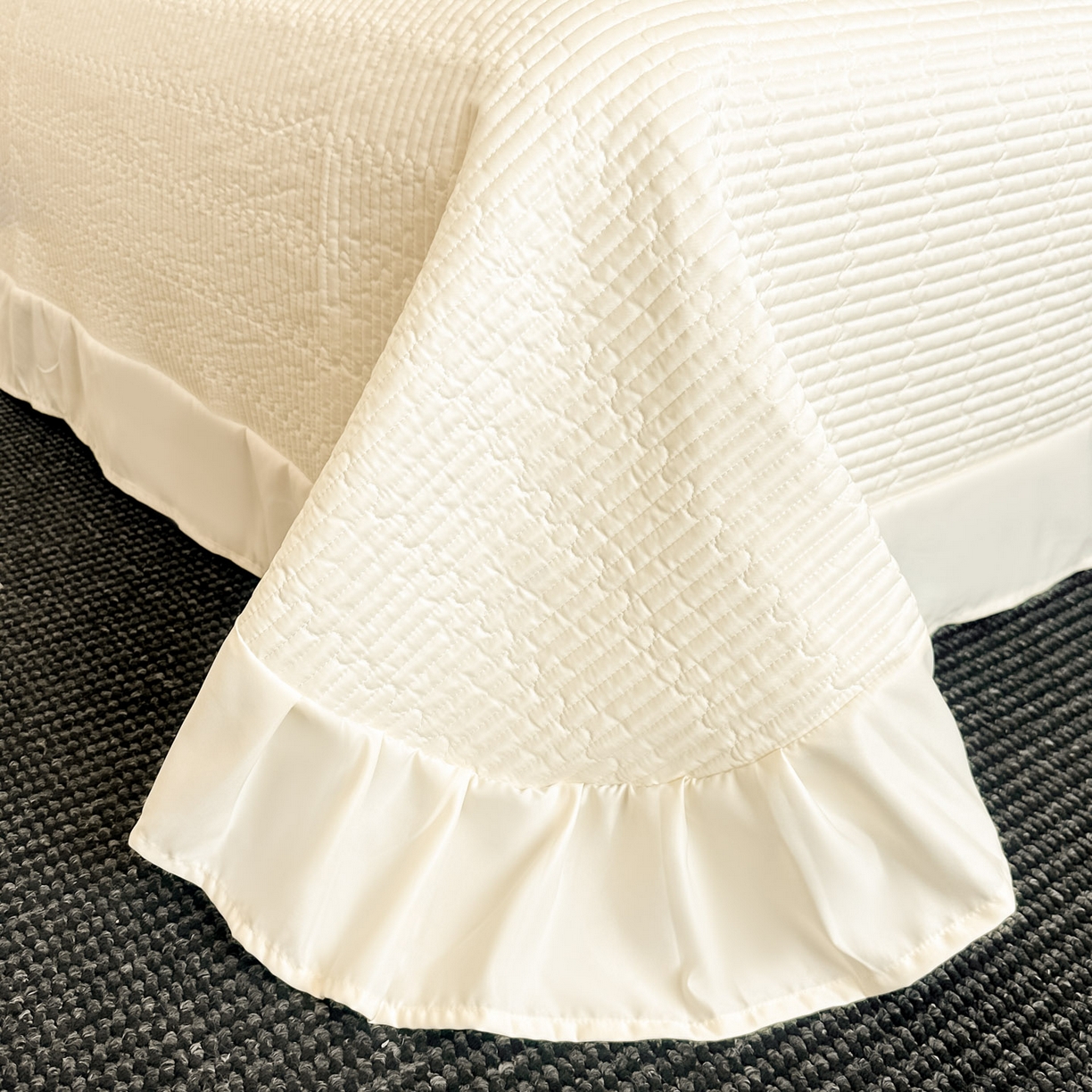 91家纺网 家纺一手货源 找家纺 首尔家纺 2026春夏新款水洗真丝金丝浮雕提花绣花床盖款床单款四件套 百合-米白