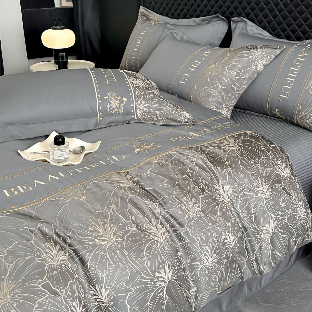 91家纺网 家纺一手货源 找家纺 首尔家纺 2026春夏新款水洗真丝金丝浮雕提花绣花床盖款床单款四件套 百合-深灰