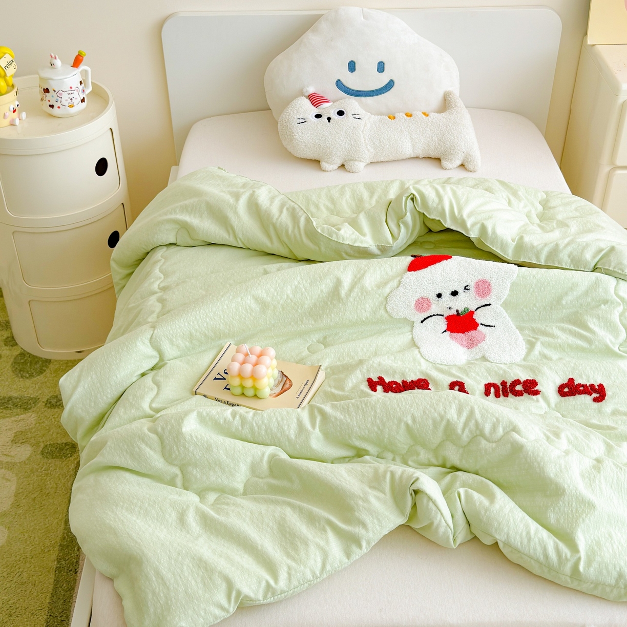 91家纺网 家纺一手货源 找家纺 梵克保罗 2026新款儿童场景毛巾绣超柔水洗棉夏被系列 奶白好运仔