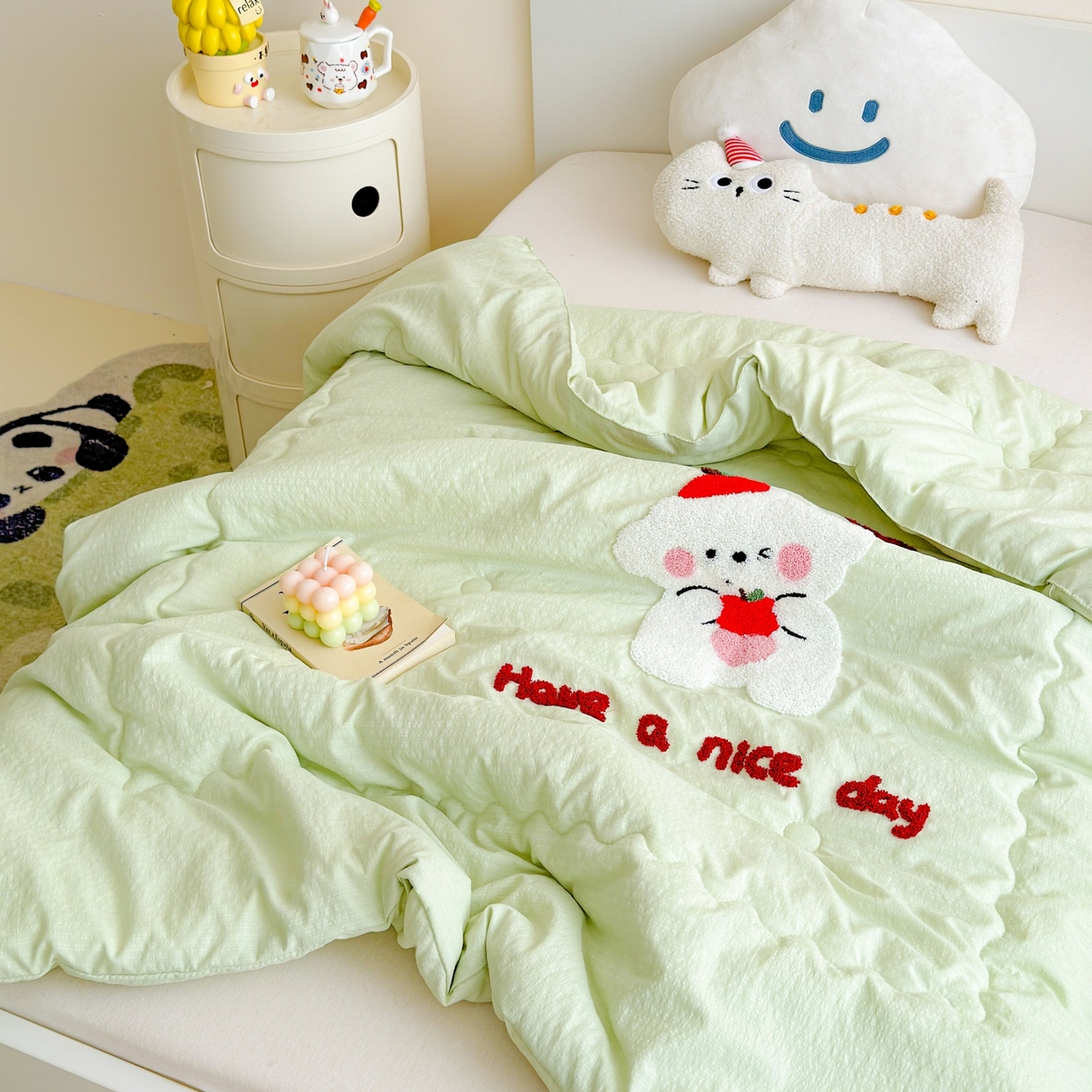 91家纺网 家纺一手货源 找家纺 梵克保罗 2026新款儿童场景毛巾绣超柔水洗棉夏被系列 奶白好运仔