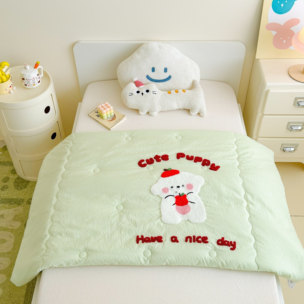 91家纺网 家纺一手货源 找家纺 梵克保罗 2026新款儿童场景毛巾绣超柔水洗棉夏被系列 奶白好运仔