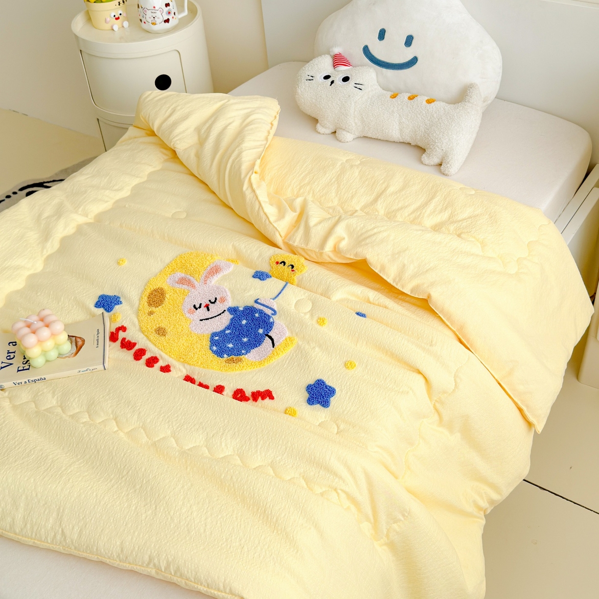 91家纺网 家纺一手货源 找家纺 梵克保罗 2026新款儿童场景毛巾绣超柔水洗棉夏被系列 晚安星星兔