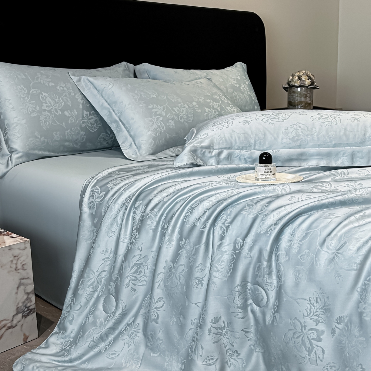 91家纺网 家纺一手货源 找家纺 慕晨 2026新款莱赛尔提花四件套高级简奢款天丝夏被四件套直播热款 花落