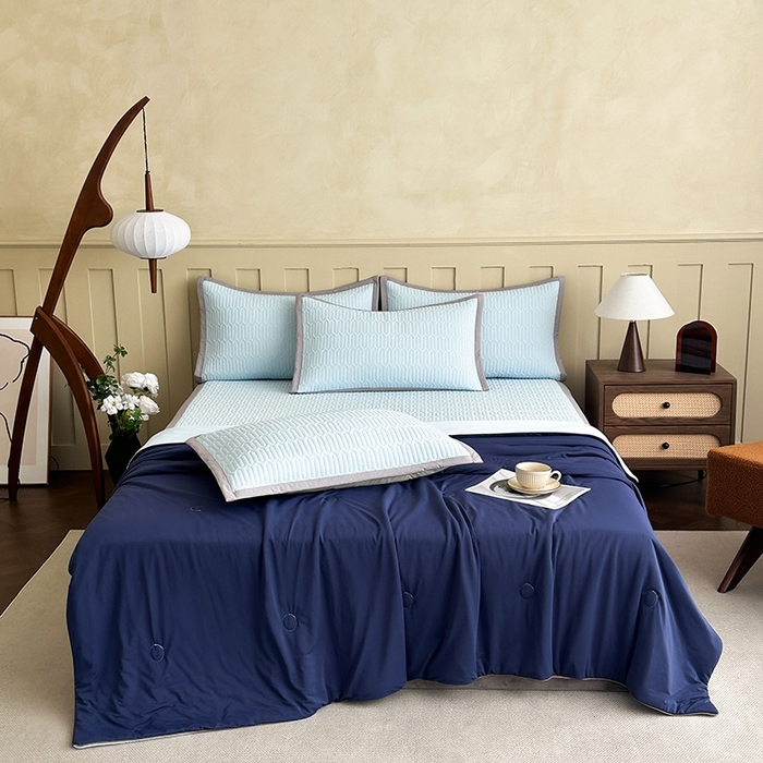 91家纺网 家纺一手货源 找家纺 幸嘉轩 2026新款凉感丝夏被床盖四件套拼色夏凉被空调被 深蓝+浅蓝