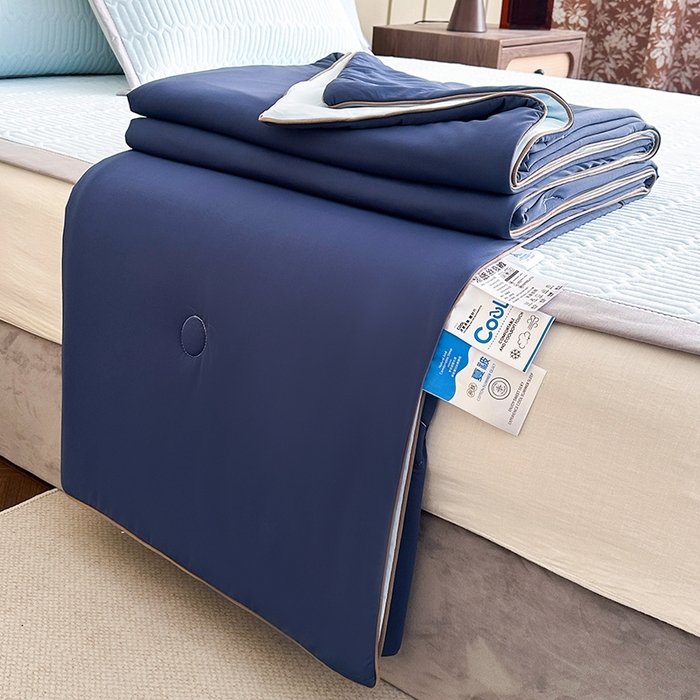 91家纺网 家纺一手货源 找家纺 幸嘉轩 2026新款凉感丝夏被床盖四件套拼色夏凉被空调被 深蓝+浅蓝