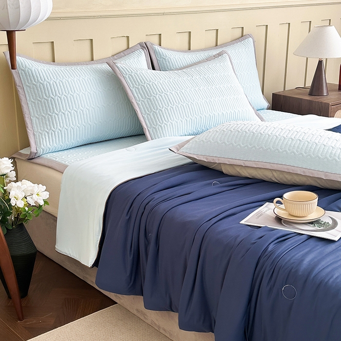 91家纺网 家纺一手货源 找家纺 幸嘉轩 2026新款凉感丝夏被床盖四件套拼色夏凉被空调被 深蓝+浅蓝