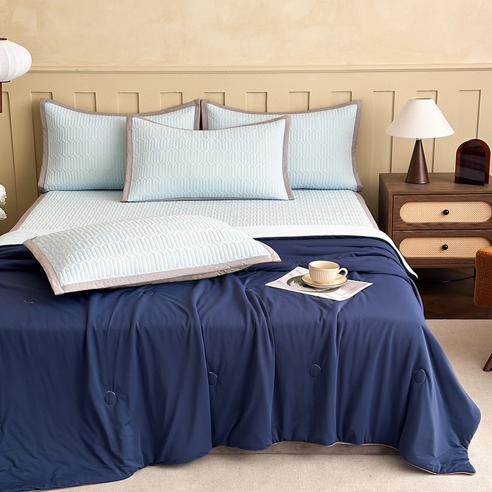 91家纺网 家纺一手货源 找家纺 幸嘉轩 2026新款凉感丝夏被床盖四件套拼色夏凉被空调被 深蓝+浅蓝