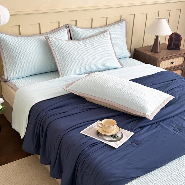 91家纺网 家纺一手货源 找家纺 幸嘉轩 2026新款凉感丝夏被床盖四件套拼色夏凉被空调被 深蓝+浅蓝