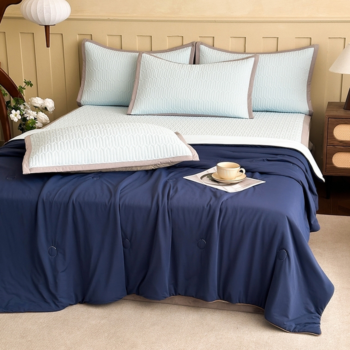 91家纺网 家纺一手货源 找家纺 幸嘉轩 2026新款凉感丝夏被床盖四件套拼色夏凉被空调被 深蓝+浅蓝