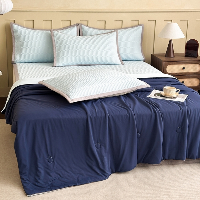 91家纺网 家纺一手货源 找家纺 幸嘉轩 2026新款凉感丝夏被床盖四件套拼色夏凉被空调被 深蓝+浅蓝