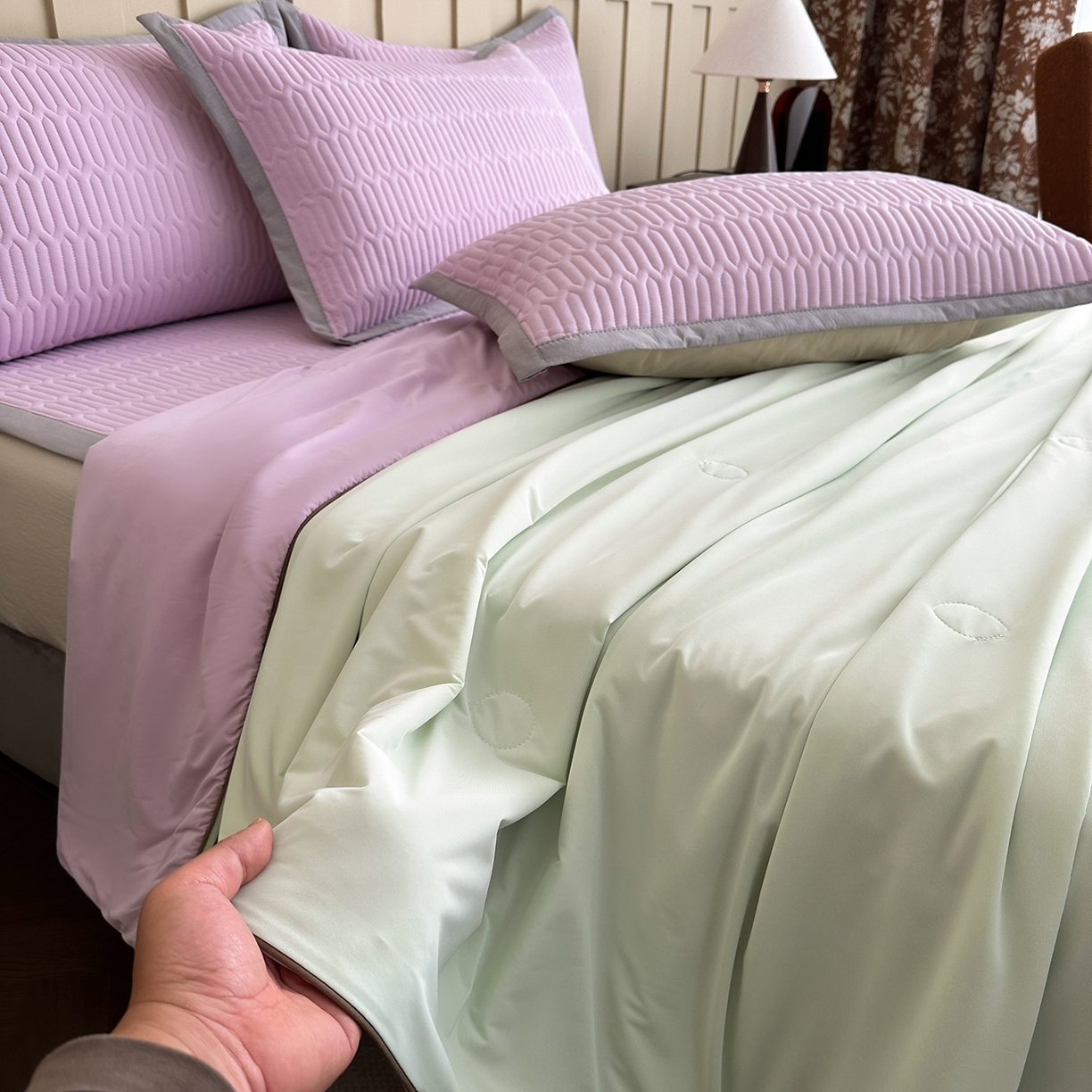 91家纺网 家纺一手货源 找家纺 幸嘉轩 2026新款凉感丝夏被床盖四件套拼色夏凉被空调被 绿+紫