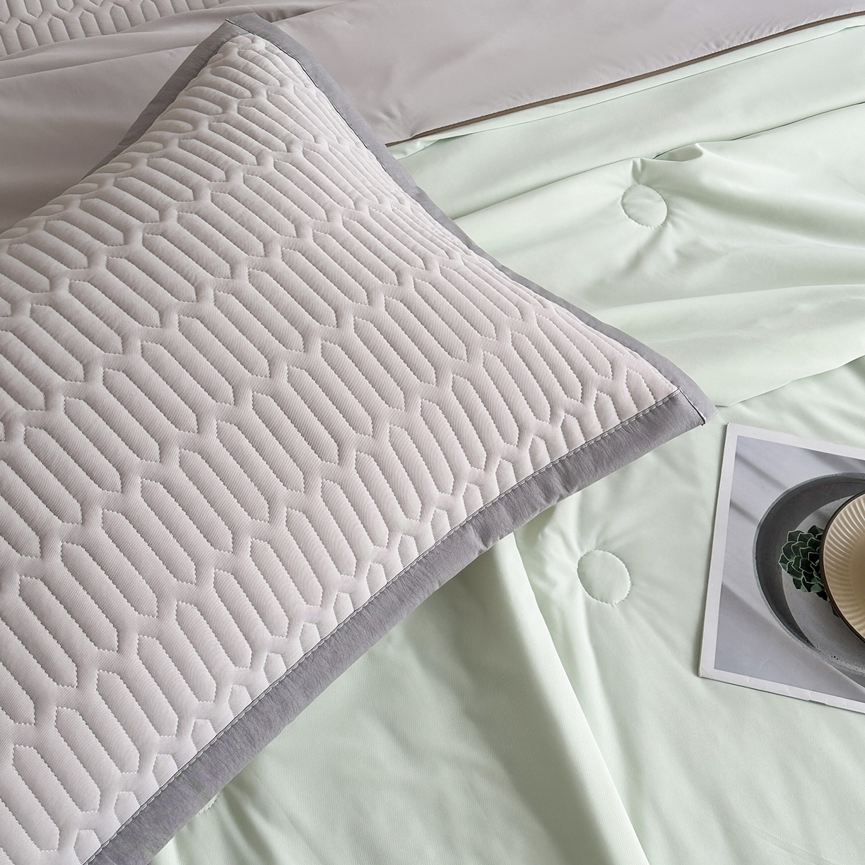 91家纺网 家纺一手货源 找家纺 幸嘉轩 2026新款凉感丝夏被床盖四件套拼色夏凉被空调被 绿+灰