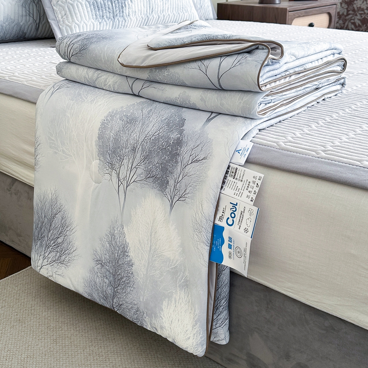 91家纺网 家纺一手货源 找家纺 幸嘉轩 2026新款凉感丝夏被床盖四件套拼色夏凉被空调被 秋日森林-灰