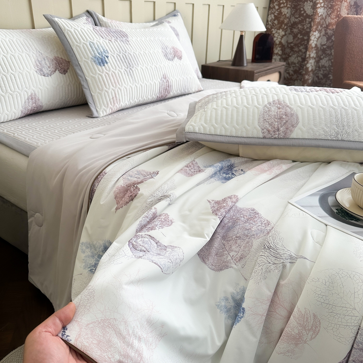 91家纺网 家纺一手货源 找家纺 幸嘉轩 2026新款凉感丝夏被床盖四件套拼色夏凉被空调被 枫叶