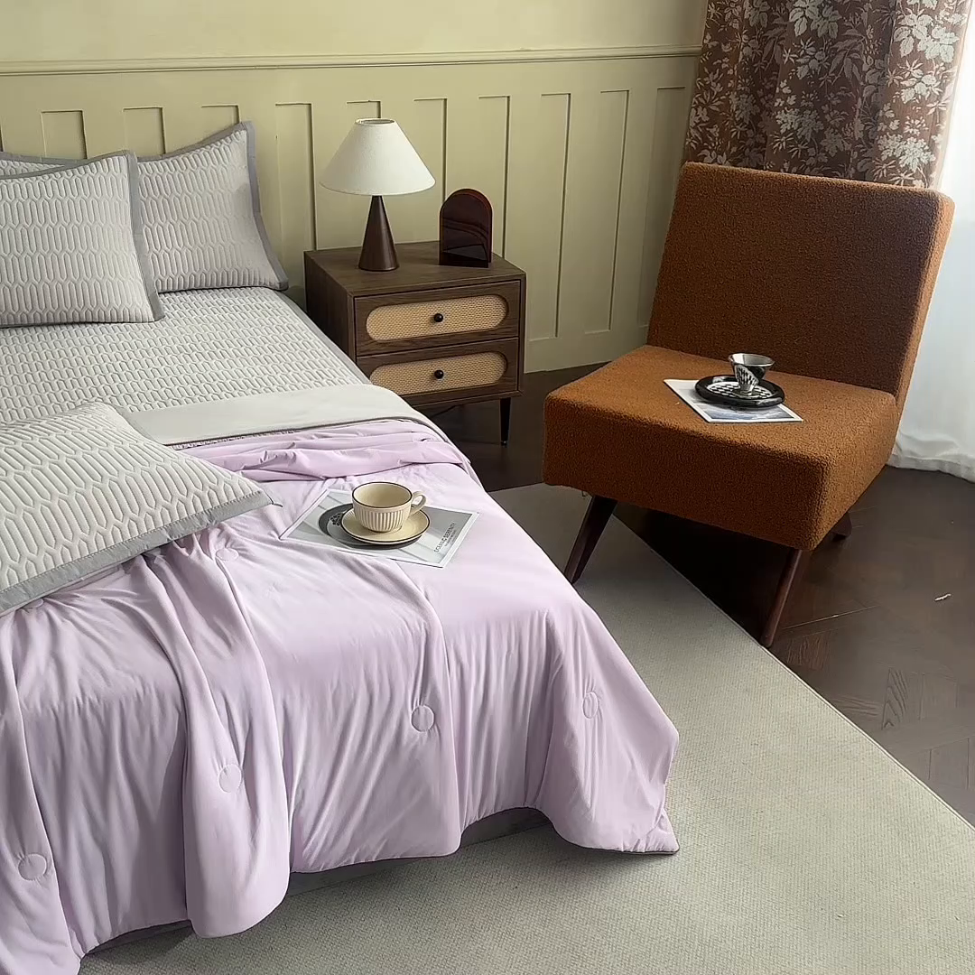 91家纺网 家纺一手货源 找家纺 幸嘉轩 2026新款凉感丝夏被床盖四件套拼色夏凉被空调被 紫+灰