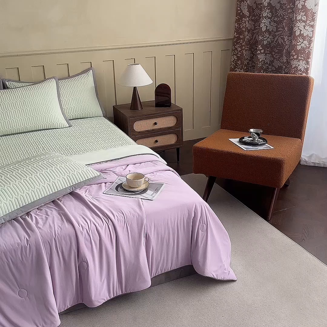 91家纺网 家纺一手货源 找家纺 幸嘉轩 2026新款凉感丝夏被床盖四件套拼色夏凉被空调被 紫+绿