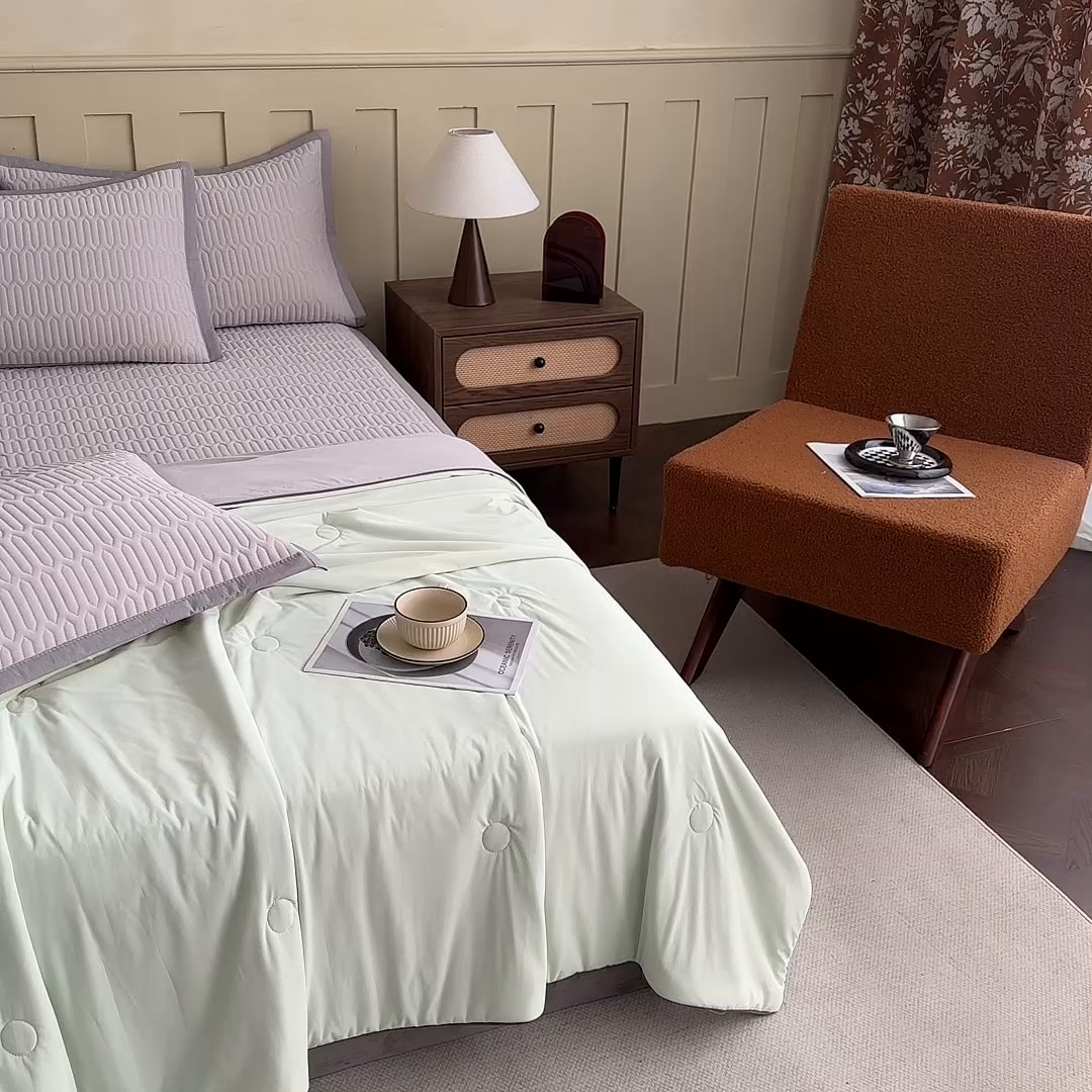 91家纺网 家纺一手货源 找家纺 幸嘉轩 2026新款凉感丝夏被床盖四件套拼色夏凉被空调被 绿+灰