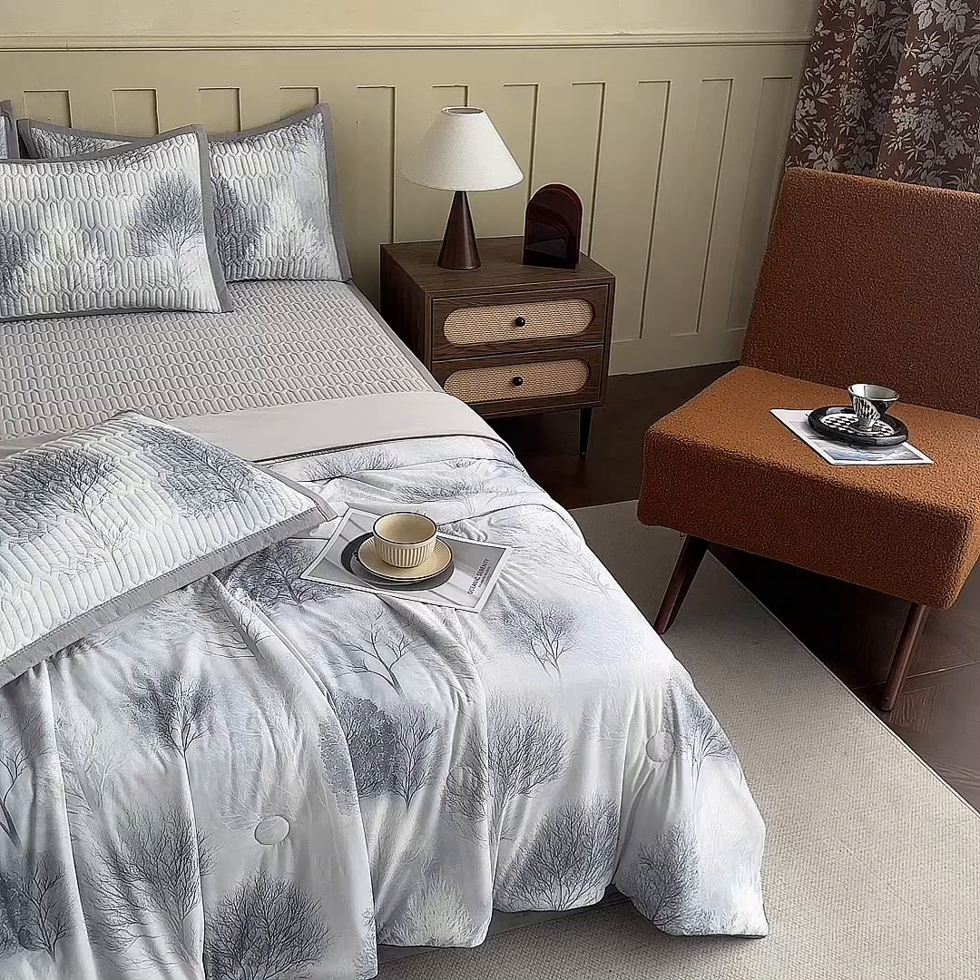 91家纺网 家纺一手货源 找家纺 幸嘉轩 2026新款凉感丝夏被床盖四件套拼色夏凉被空调被 秋日森林-灰