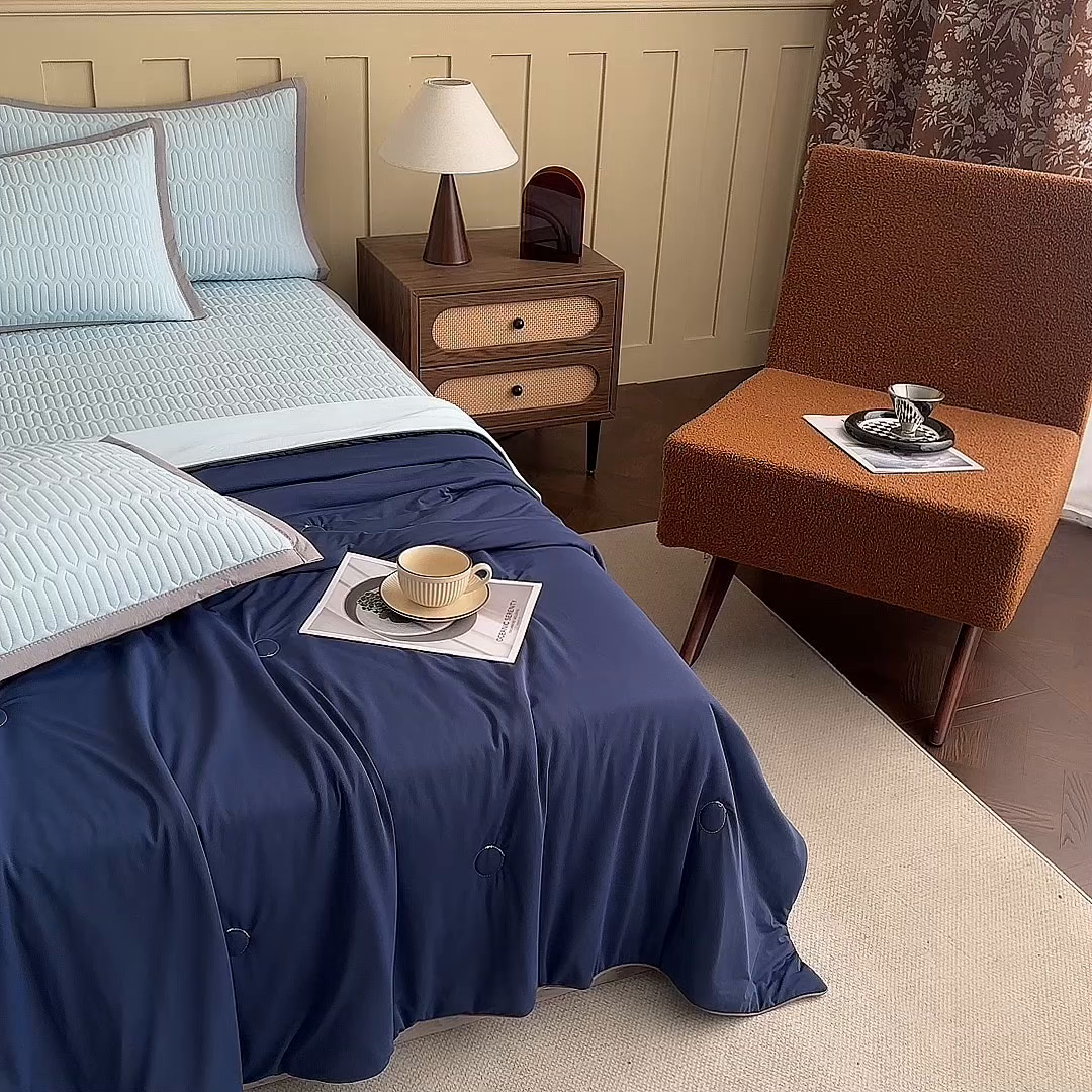 91家纺网 家纺一手货源 找家纺 幸嘉轩 2026新款凉感丝夏被床盖四件套拼色夏凉被空调被 深蓝+浅蓝