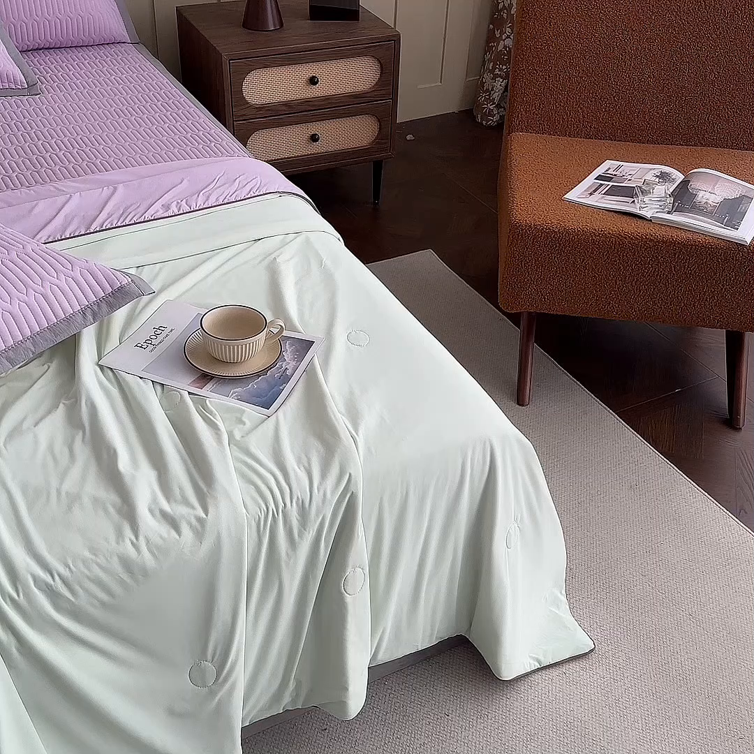 91家纺网 家纺一手货源 找家纺 幸嘉轩 2026新款凉感丝夏被床盖四件套拼色夏凉被空调被 绿+紫