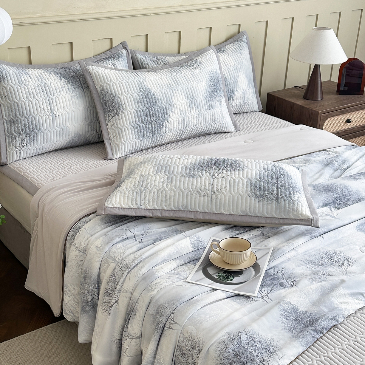 91家纺网 家纺一手货源 找家纺 幸嘉轩 2026新款凉感丝夏被床盖四件套拼色夏凉被空调被 秋日森林-灰