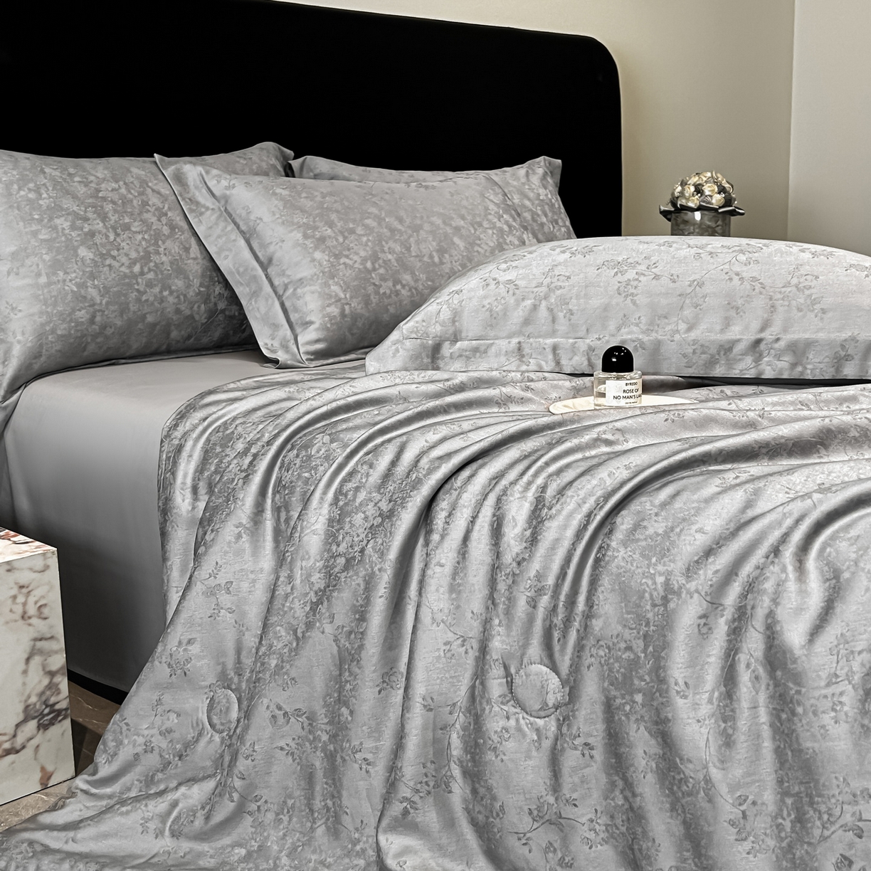 91家纺网 家纺一手货源 找家纺 慕晨 2026新款莱赛尔提花四件套高级简奢款天丝夏被四件套直播热款 玛丽