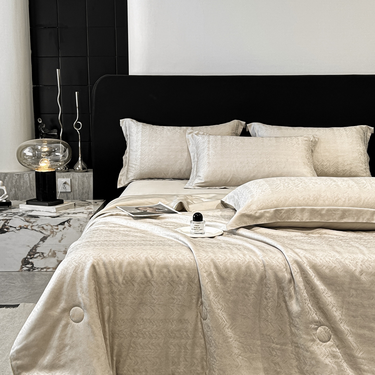 91家纺网 家纺一手货源 找家纺 慕晨 2026新款莱赛尔提花四件套高级简奢款天丝夏被四件套直播热款 迷离