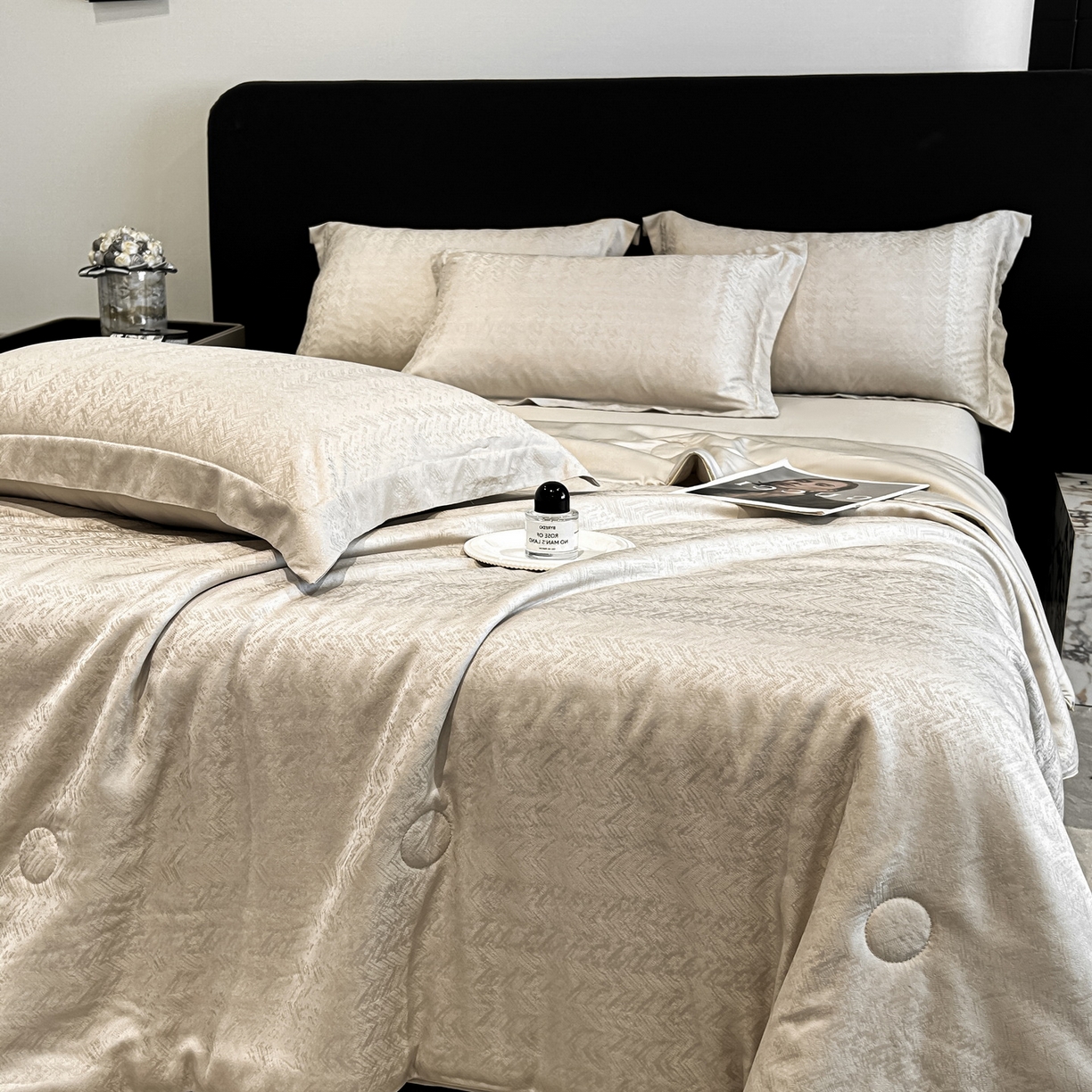 91家纺网 家纺一手货源 找家纺 慕晨 2026新款莱赛尔提花四件套高级简奢款天丝夏被四件套直播热款 迷离