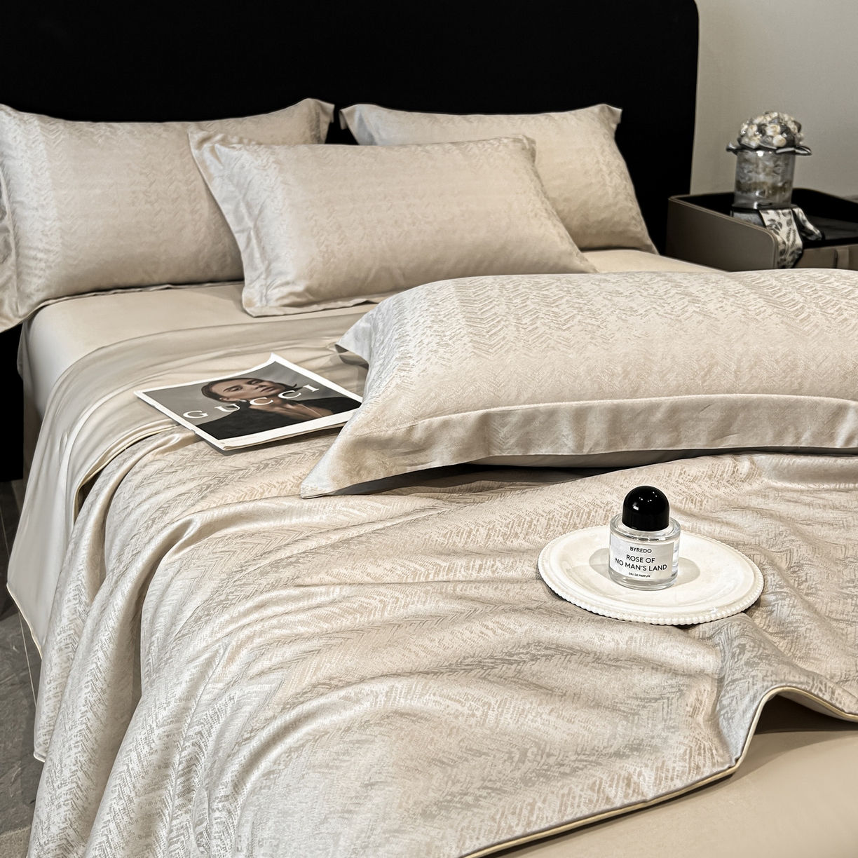 91家纺网 家纺一手货源 找家纺 慕晨 2026新款莱赛尔提花四件套高级简奢款天丝夏被四件套直播热款 迷离