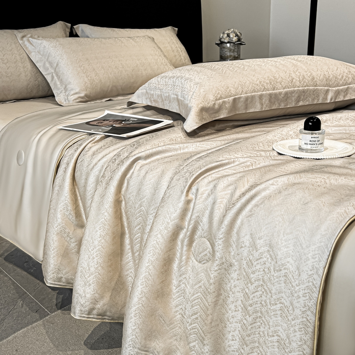 91家纺网 家纺一手货源 找家纺 慕晨 2026新款莱赛尔提花四件套高级简奢款天丝夏被四件套直播热款 迷离