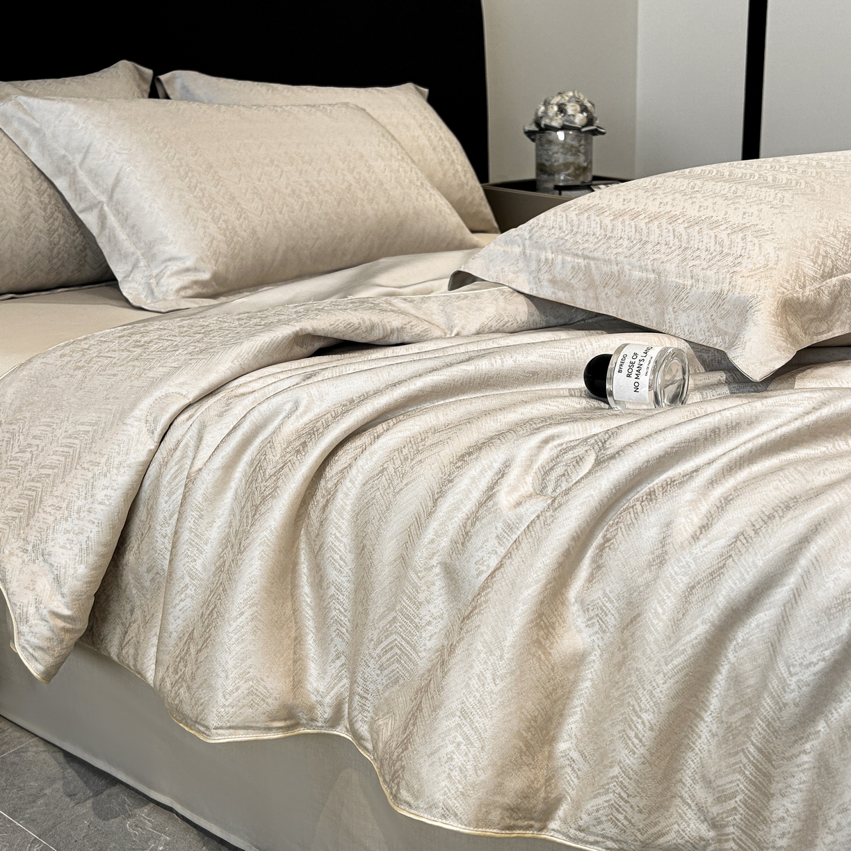 91家纺网 家纺一手货源 找家纺 慕晨 2026新款莱赛尔提花四件套高级简奢款天丝夏被四件套直播热款 迷离