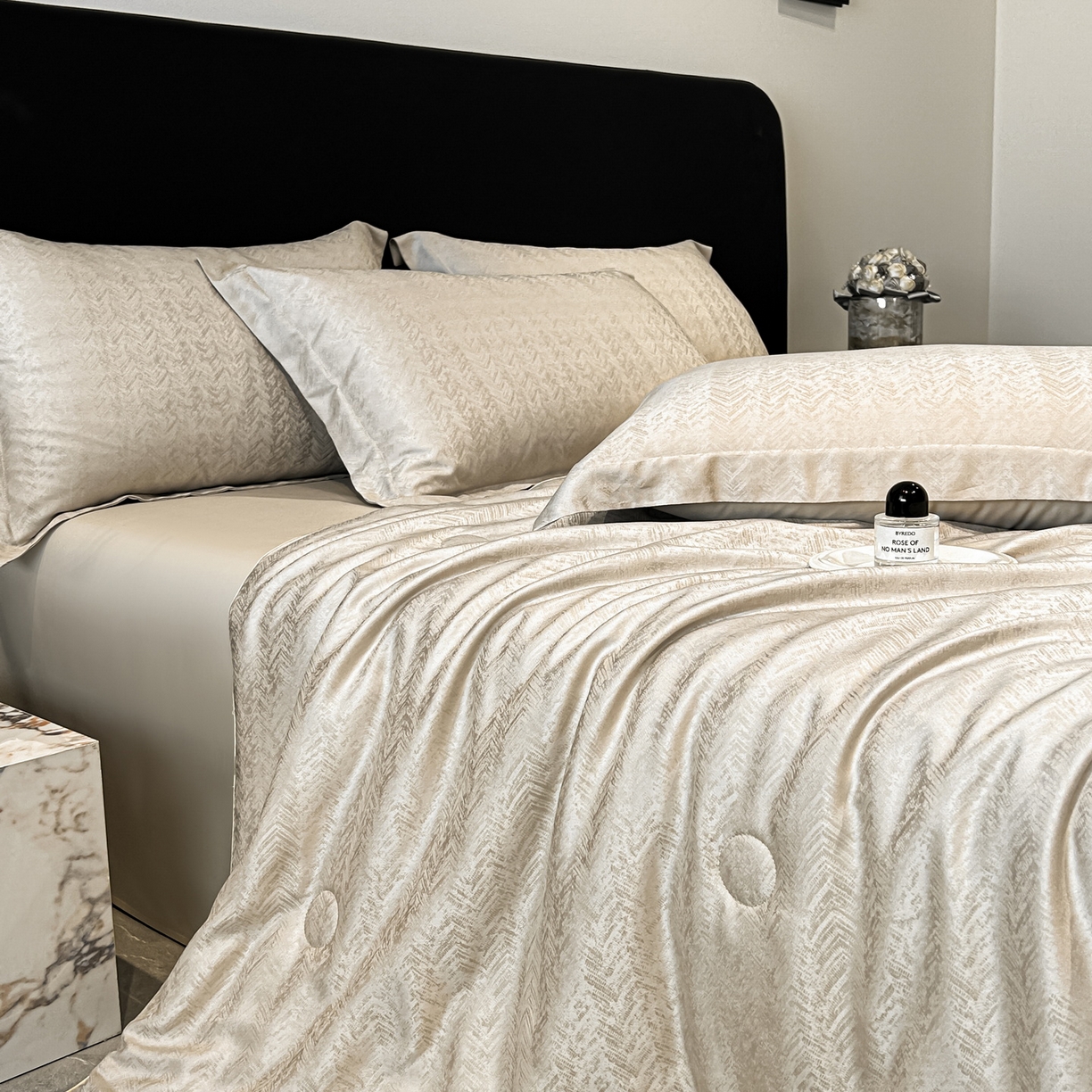 91家纺网 家纺一手货源 找家纺 慕晨 2026新款莱赛尔提花四件套高级简奢款天丝夏被四件套直播热款 迷离