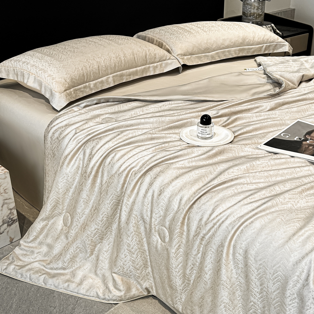 91家纺网 家纺一手货源 找家纺 慕晨 2026新款莱赛尔提花四件套高级简奢款天丝夏被四件套直播热款 迷离